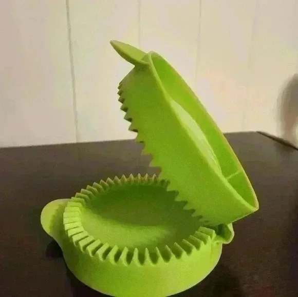 Tupperware Mini Pie Maker  7271a - Picture 2 of 4